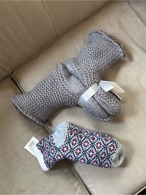 Chunky Knit Gray Arm Warmers with Ribbon Tie and comfy socks NWT